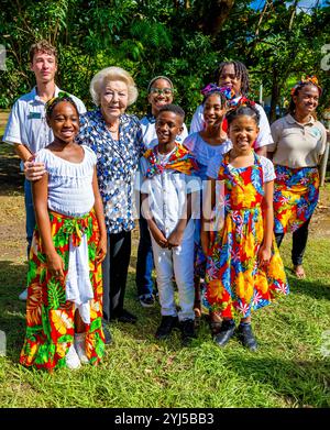 Philipsburg, Niederlande, 2024 13-11-13 10:00:18 SINT MAARTEN, 13-11-2024, Emilio Wilson ParkPrincess Beatrix besucht Sint Maarten und Saba. Der Besuch konzentriert sich auf die Arbeit der niederländischen Karibischen Naturallianz (DCNA) und soziale Initiativen auf den Inseln. FOTO: NLBeeldIn dem Foto: Besuch im Emilio Wilson Park - Poesie und Erzählspiel Rezital Credit: NL Beeld / Patrick van EMST Stockfoto