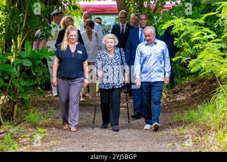 Philipsburg, Niederlande, 2024 13-11-13 09:29:32 SINT MAARTEN, 13-11-2024, Emilio Wilson ParkPrincess Beatrix besucht Sint Maarten und Saba. Der Besuch konzentriert sich auf die Arbeit der niederländischen Karibischen Naturallianz (DCNA) und soziale Initiativen auf den Inseln. FOTO: NLBeeldIn dem Foto: Besuch im Emilio Wilson Park - Poesie und Erzählspiel Rezital Credit: NL Beeld / Patrick van EMST Stockfoto