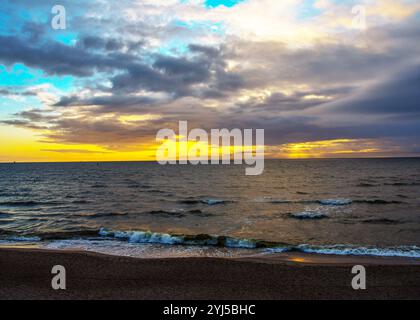 Ein ruhiger Sonnenuntergang über dem Meer schafft eine atemberaubende Aussicht, die Ruhe und Frieden weckt Stockfoto
