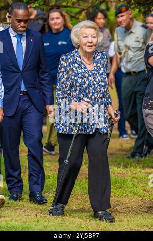 Philipsburg, Niederlande, 2024 13-11-13 09:57:14 SINT MAARTEN, 13-11-2024, Emilio Wilson ParkPrincess Beatrix besucht Sint Maarten und Saba. Der Besuch konzentriert sich auf die Arbeit der niederländischen Karibischen Naturallianz (DCNA) und soziale Initiativen auf den Inseln. FOTO: NLBeeldIn dem Foto: Besuch im Emilio Wilson Park - Poesie und Erzählspiel Rezital Credit: NL Beeld / Patrick van EMST Stockfoto