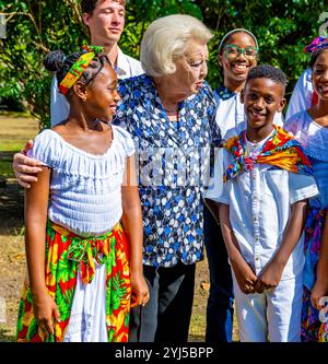 Philipsburg, Niederlande, 2024 13-11-13 10:00:35 SINT MAARTEN, 13-11-2024, Emilio Wilson ParkPrincess Beatrix besucht Sint Maarten und Saba. Der Besuch konzentriert sich auf die Arbeit der niederländischen Karibischen Naturallianz (DCNA) und soziale Initiativen auf den Inseln. FOTO: NLBeeldIn dem Foto: Besuch im Emilio Wilson Park - Poesie und Erzählspiel Rezital Credit: NL Beeld / Patrick van EMST Stockfoto