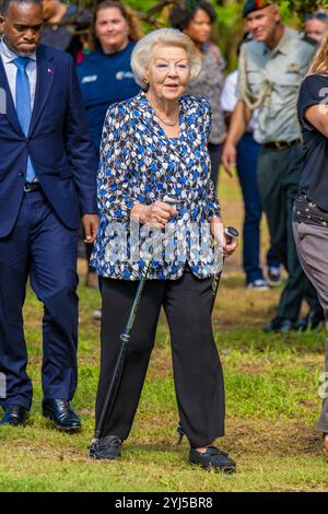 Philipsburg, Niederlande, 2024 13-11-13 09:57:14 SINT MAARTEN, 13-11-2024, Emilio Wilson ParkPrincess Beatrix besucht Sint Maarten und Saba. Der Besuch konzentriert sich auf die Arbeit der niederländischen Karibischen Naturallianz (DCNA) und soziale Initiativen auf den Inseln. FOTO: NLBeeldIn dem Foto: Besuch im Emilio Wilson Park - Poesie und Erzählspiel Rezital Credit: NL Beeld / Patrick van EMST Stockfoto