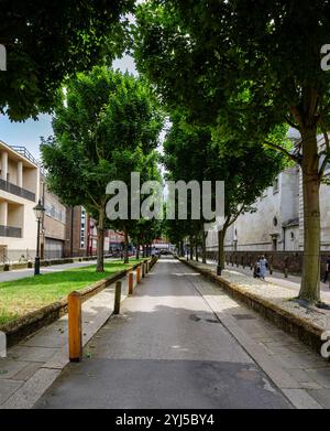 London - 06 16 2022: Auffahrt zur Anglican Church Holy Trinity Brompton Stockfoto