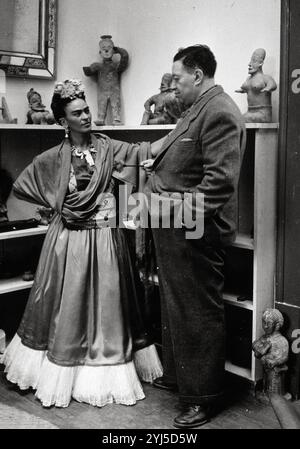 Circa 1945: Frida Kahlo mit seinem Ehemann der Mexikanischen Künstler Diego Rivera in ihrem Atelier in Mexiko Stadt. Stockfoto