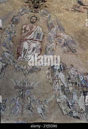 DETALLE DE LA CUPULA DE MOSAICO REALIZADA ENTRE 1951 Y 1955 - JESUCRISTO PANTOCRATOR Y LOS CONFESORES DE LA FE. Autor: SANTIAGO PADROS (1918-1971). LAGE: VALLE DE LOS CAIDOS. CUELGAMUROS. MADRID. SPANIEN. JESUS. FERNANDO III EL SANTO CASTILLA / LEON. SAN FERNANDO (REY). APOSTOL SANTIAGO PEREGRINO. Apóstol Santiago el Mayor. Stockfoto