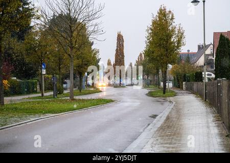 Langweid, Bayern, Deutschland - 13. November 2024: Symbolisches Bild von Wetterwechsel und Schneefall in Bayern. Niederschlag auf einer Straße in einem Dorf *** Symbolbild Wetterumschwung und Schneefall in Bayern. Niederschlag auf einer Straße in einem Dorf Stockfoto