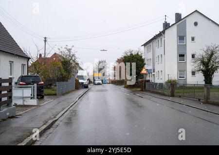 Langweid, Bayern, Deutschland - 13. November 2024: Symbolisches Bild von Wetterwechsel und Schneefall in Bayern. Niederschlag auf einer Straße in einem Dorf *** Symbolbild Wetterumschwung und Schneefall in Bayern. Niederschlag auf einer Straße in einem Dorf Stockfoto