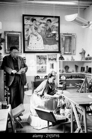 Circa 1945: Frida Kahlo mit seinem Ehemann der Mexikanischen Künstler Diego Rivera in ihrem Atelier in Mexiko Stadt. Stockfoto