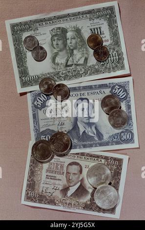 BILLETES Y MONEDAS ESPANOLES DE CURSO LEGAL EN 1968. JULIO ROMERO DE TORRES. Katholische Monarchen. FERNANDO EL CATOLICO. ISABELLA I. VON KASTILIEN. FRANCISCO FRANCO. IGNACIO ZULOAGA. Stockfoto