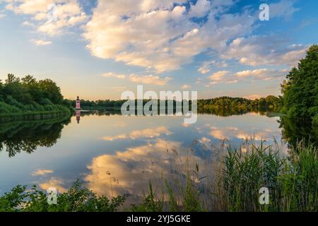 Leuchtturm der Burg Moritzburg bei Sonnenuntergang. Sonnenuntergangswolken spiegeln sich im See. Fototapete. Bei Dresden in Sachsen Stockfoto