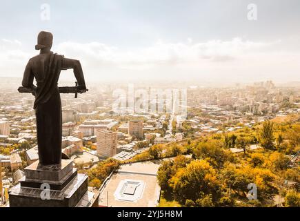 Jerewan, Armenien - 19. oktober 2024: Rundblick der Mutter Armenien aus der Luft. Weibliche Personifikation Armeniens. Berühmte hohe monumentale Statue in Stockfoto