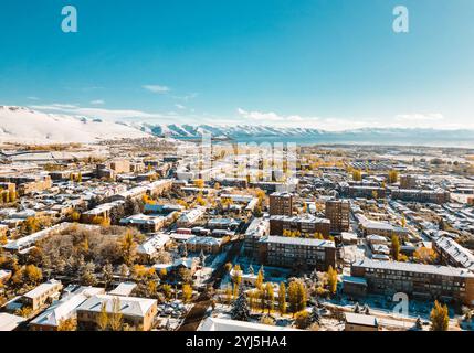 Fliegen Sie aus der Vogelperspektive über die Stadt Sevan und den See Sevan. Berühmter See Sevan - großer See in großer Höhe im Osten Armeniens. Winterreise Reiseziel Arm Stockfoto