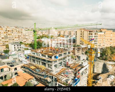 Baustelle mit statischer Sicht aus der Luft mit cary-Block-Material und vor Ort arbeitenden Arbeitern. Immobiliengeschäft im Bezirk Kantron. Ja Stockfoto
