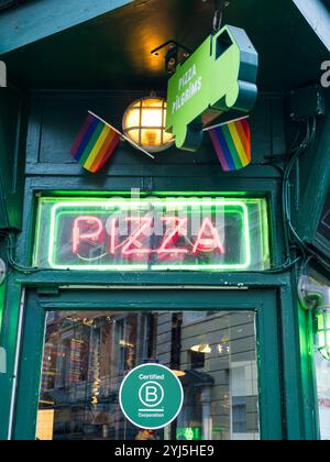 Neon Pizza Schild, Pizza Pilgrims, Soho, London, England, GROSSBRITANNIEN, GB. Stockfoto