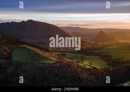 Chrome Hill und Parkhouse Hill bei Sonnenaufgang vom Hollinsclough Rake, Upper Dove Valley, Peak District National Park, Staffordshire/Derbyshire Stockfoto