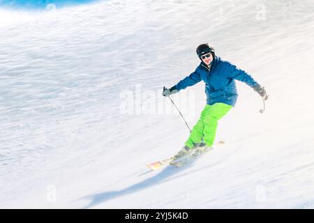 Gudauri, Georgia - 25. januar 2022: Guy reitet auf einem Snowboard mit Helm und Brille isoliert auf weißem Hintergrund isoliert geschnitten Stockfoto