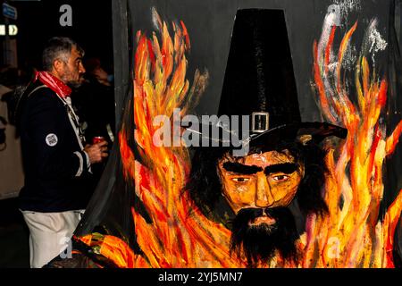 Ein Bild von Guy Fawkes wird während der jährlichen Bonfire Night (Guy Fawkes Night) in Lewes, East Sussex, Großbritannien, durch die Straßen von Lewes geführt. Stockfoto