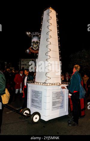 Eine Replik des Gedenkwerks für die 17 evangelischen Märtyrer, das auf dem Scheiterhaufen verbrannt wurde, wird während der Guy Fawkes Night in Lewes, Großbritannien, durch die Straßen von Lewes geführt. Stockfoto