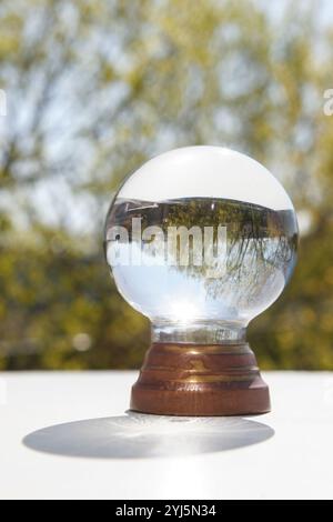 Kristallkugel am Himmel der Witwe und Bäume invertierten ein inspirierendes abstraktes Bild Stockfoto