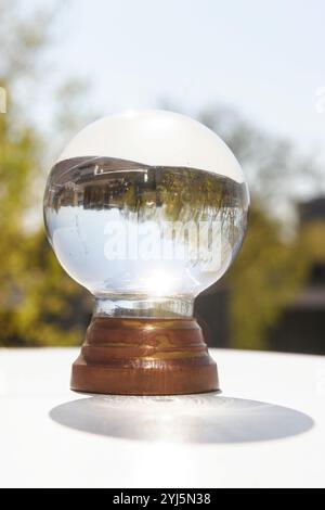 Kristallkugel am Himmel der Witwe und Bäume invertierten ein inspirierendes abstraktes Bild Stockfoto