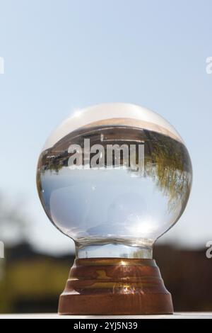 Kristallkugel am Himmel der Witwe und Bäume invertierten ein inspirierendes abstraktes Bild Stockfoto