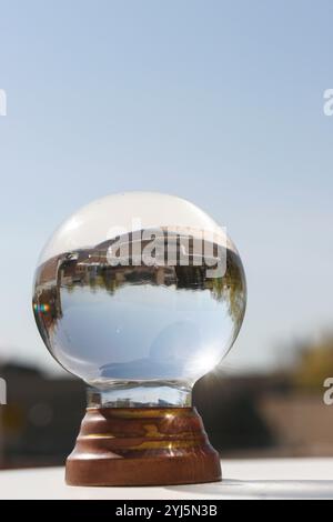 Kristallkugel am Himmel der Witwe und Bäume invertierten ein inspirierendes abstraktes Bild Stockfoto