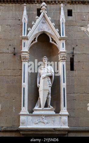 Die Statue des Heiligen Georg des Kriegers 1416-1417 von Donatello in den äußeren Nischen der Kirche Orsanmichele in Florenz, Italien. Stockfoto