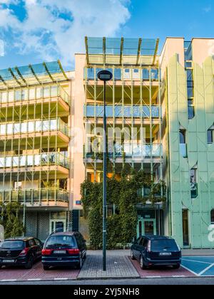 Warschau, Polen - 15. Juli 2024. Modernes Apartmentgebäude im Stadtteil Żoliborz. Stockfoto