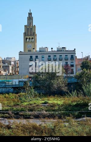 Montcada i Reixac. Spanien - 13. November 2024: Ein malerischer Blick auf den Uhrturm in Moncada und Reixach mit traditionellem Design und Sinnbild Stockfoto