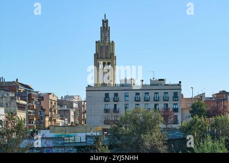 Montcada i Reixac. Spanien - 13. November 2024: Aus nächster Nähe des Kirchturms von Moncada und Reixach, mit seinem kunstvollen Design, dem Zifferblatt Stockfoto