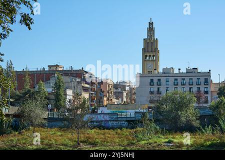 Montcada i Reixac. Spanien - 13. November 2024: Ein beeindruckender Blick auf den Uhrturm in Moncada und Reixach mit detailliertem Mauerwerk und dem klassischen c Stockfoto