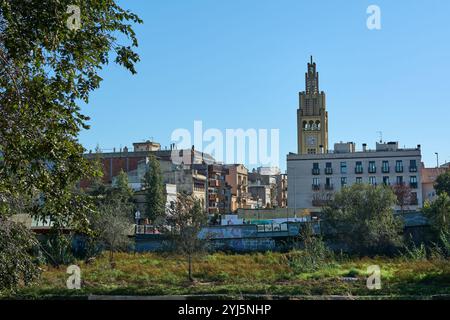 Montcada i Reixac. Spanien - 13. November 2024: Moncada und Reixach erhebt sich über der Stadt, umgeben von einer Mischung aus Wohn- und Gemarkung Stockfoto