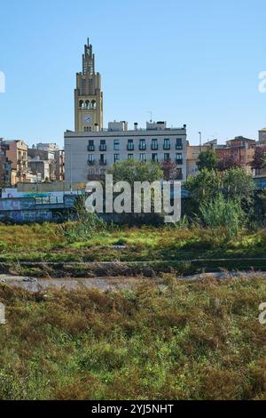 Montcada i Reixac. Spanien - 13. November 2024: Der malerische Uhrenturm in Moncada und Reixach, eingerahmt von Bäumen und urbaner Landschaft, fängt das essen ein Stockfoto