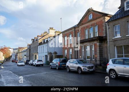 Blick entlang des Einkaufszentrums in Richtung Bridge Street mit dem ehemaligen irischen Nationalbankgebäude im Vordergrundramelton, County donegal, republik irland Stockfoto