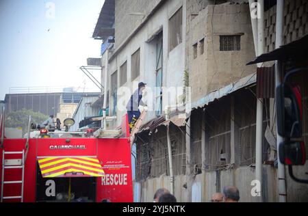 Gujranwala, Pakistan. November 2024. Ansicht des Standorts nach dem Ausbruch eines Brandes im Lagergebäude des Fabrikgebäudes, da die Feuerwehrbeamten mit der Löschung von Feuer und Rettungsmaßnahmen beschäftigt sind, befindet sich am Mittwoch, den 13. November 2024 im Bereich Habib Bank Chowrangi in Karachi. Quelle: Pakistan Press International/Alamy Live News Stockfoto