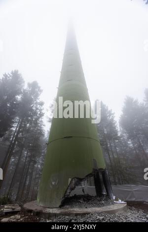 13. November 2024, Baden-Württemberg, Freiburg: Eine zu sprengende Windkraftanlage steht mit bereits installiertem Sprengstoff an ihrem Standort nahe dem Schauinsland. Nach Angaben des Betreibers erzeugte die bestehende Turbine zusammen mit ihrer im September 2023 gesprengten „Schwesterturbine“ in der 21-jährigen Betriebszeit insgesamt rund 99 Millionen Kilowattstunden Ökostrom für die Region. Die neue, leistungsfähigere Repoweringanlage wird jährlich rund 9 Millionen Kilowattstunden Strom erzeugen, mehr als doppelt so viel wie die beiden alten Anlagen zusammen. Es wird keine offizielle Feier geben Stockfoto