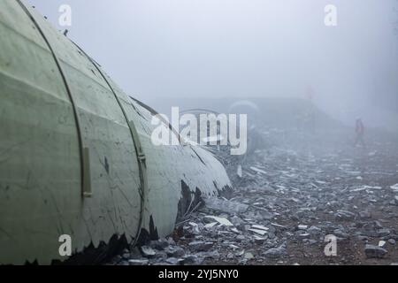 13. November 2024, Baden-Württemberg, Freiburg: Die Überreste einer gesprengten Windenergieanlage liegen auf der Holzschlägermatte bei Schauinsland. Nach Angaben des Betreibers erzeugten die bestehende Turbine und ihre „Schwesteranlage“, die im September 2023 gesprengt wurde, in 21 Betriebsjahren insgesamt rund 99 Millionen Kilowattstunden Ökostrom für die Region. Die neue, leistungsfähigere Repoweringanlage wird jährlich rund 9 Millionen Kilowattstunden Strom erzeugen, mehr als doppelt so viel wie die beiden alten Anlagen zusammen. Es wird keine offizielle Feier zum Abriss geben. Foto: Philip Stockfoto