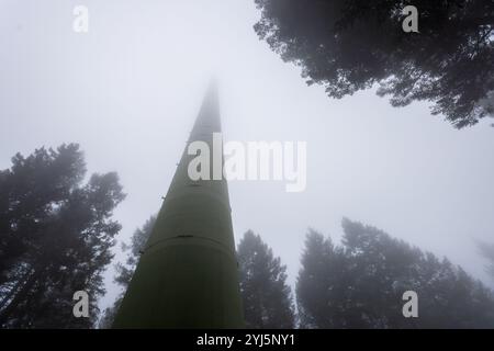 13. November 2024, Baden-Württemberg, Freiburg: Eine zu sprengende Windkraftanlage steht mit bereits installiertem Sprengstoff an ihrem Standort nahe dem Schauinsland. Nach Angaben des Betreibers erzeugte die bestehende Turbine zusammen mit ihrer im September 2023 gesprengten „Schwesterturbine“ in der 21-jährigen Betriebszeit insgesamt rund 99 Millionen Kilowattstunden Ökostrom für die Region. Die neue, leistungsfähigere Repoweringanlage wird jährlich rund 9 Millionen Kilowattstunden Strom erzeugen, mehr als doppelt so viel wie die beiden alten Anlagen zusammen. Es wird keine offizielle Feier geben Stockfoto