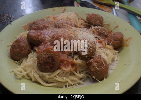 Frikadellen und Spaghetti Stockfoto