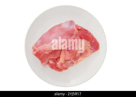 Ohne Knochen, putenschenkel im Teller. Zuhause kochen. Isoliert mit weißem Hintergrund. Rohes Hühnerfleisch zum Kochen. Stockfoto