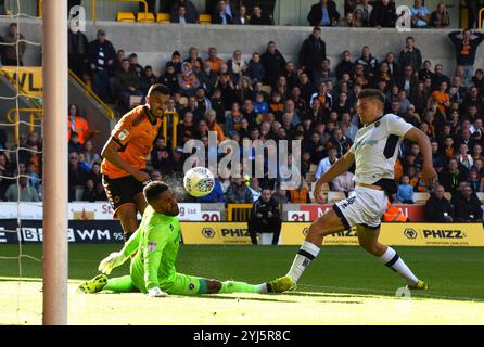 Shaun Hutchinson von Millwall beobachtet seinen Torhüter Jordan Archer mit seinem Gesicht vor Romain Saiss von Wolverhampton WanderersSoccer - Sky Bet Championship - Wolverhampton Wanderers gegen Millwall bei Molineux 09/2017 Stockfoto