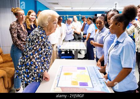 Philipsburg, Niederlande, 2024 13-11-13 10:37:49 SINT MAARTEN, 13-11-2024, Milton Peters CollegePrincess Beatrix besucht Sint Maarten und Saba. Der Besuch konzentriert sich auf die Arbeit der niederländischen Karibischen Naturallianz (DCNA) und soziale Initiativen auf den Inseln. FOTO: NLBeeldIn dem Foto: Besuch des Milton Peters College – Marine Raumplanung Credit: NL Beeld / Patrick van EMST Stockfoto