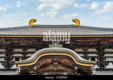 Architektonische Details mit dem Dach und der Fassade von Todaiji Daibutsuden (große Buddha-Halle) in Nara, Japan. Traditionelle japanische Architektur Stockfoto