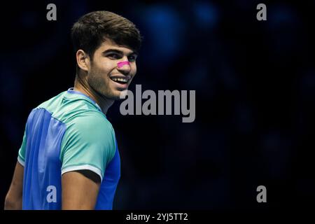 Turin, Italien. 13. November 2024. Carlos Alcaraz aus Spanien lächelt während seines Runden-robin-Einzelspiels gegen Andrey Rublev aus Russland am vierten Tag des Nitto ATP Finals. Carlos Alcaraz gewann das Spiel mit 6:3, 7:6(8). Quelle: Nicolò Campo/Alamy Live News Stockfoto