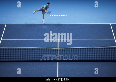 Turin, Italien. 13. November 2024. Carlos Alcaraz aus Spanien spielt während seines Runden-robin-Einzelspiels gegen Andrey Rublev aus Russland am vierten Tag des Nitto ATP Finals. Carlos Alcaraz gewann das Spiel mit 6:3, 7:6(8). Quelle: Nicolò Campo/Alamy Live News Stockfoto