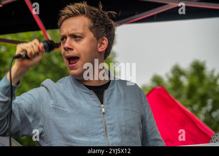 London, Großbritannien. Juni 2019. Der Journalist Owen Jones spricht bei der Whitehall-Kundgebung, um eine klare Botschaft zu senden, dass Präsident Trump hier wegen seiner Klimaverweigerung, seines Rassismus, seiner Islamophobie, seiner Frauenfeindlichkeit und seiner Bigotterie nicht willkommen ist. Seine Politik des Hasses und der Spaltung hat die extreme Rechte auf der ganzen Welt mit Energie versorgt. Stockfoto