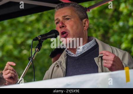 London, Großbritannien. Juni 2019. Mark Serwotka, der Generalsekretär DER PCS, sprach auf der Whitehall-Kundgebung, um eine klare Botschaft zu senden, dass Präsident Trump hier wegen seiner Klimaverleugnung, seines Rassismus, seiner Islamophobie, seiner Frauenfeindlichkeit und seiner Bigotterie nicht willkommen ist. Seine Politik des Hasses und der Spaltung hat die extreme Rechte auf der ganzen Welt mit Energie versorgt. Stockfoto