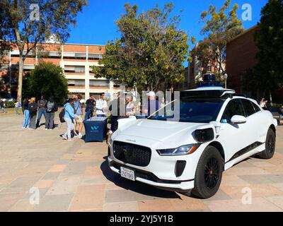 Los Angeles, USA. November 2024. Waymo, eine Tochtergesellschaft von Alphabet (und früher als Google Self-Driving Car Project bekannt), hält eine Promotion auf dem Campus der University of California, Los Angeles. Quelle: Stu Gray/Alamy Live News. Stockfoto