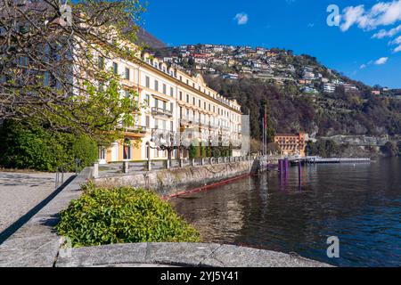 Das Villa d'Este Hotel mit Blick auf den Comer See in der Sonne unter blauem Himmel Stockfoto