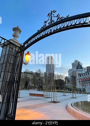 Plaza de España von den Sabatini-Gärten bei Sonnenaufgang. Madrid, Spanien. Stockfoto